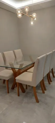 Conjunto Mesa de Jantar em Base de Madeira com Tampo de Vidro com 6 cadeiras