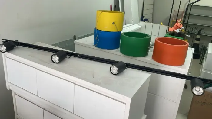 VENDO 1 TRILHO DE 2M COM 4 SPORT LUZ AMARELA disponível