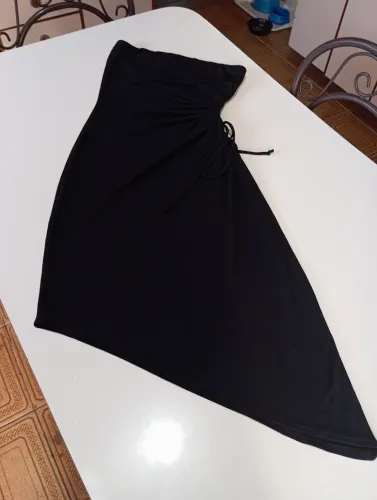 Vestido preto com detalhe franzido