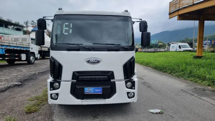 Ford cargo modelo 1519 ano 2013 na carroceria de madeira