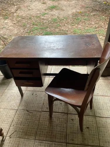 Escrivaninha antiga madeira maciça com cadeira