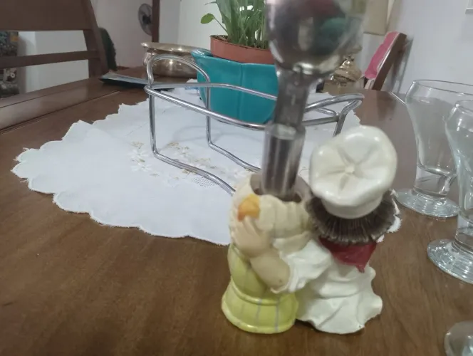 6 TAÇAS, SUPOSTE DE POTE EM INOX, BONECO BISQUI E COLHER DE SORVETE 