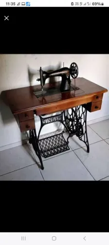 Máquina costura Singer pretinha modelo C15, mesa original e motor