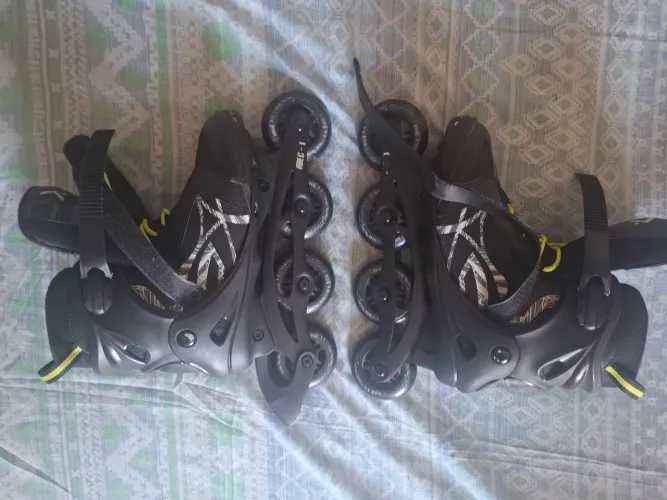 Lindo Par de Patins Oxer Byte número 39 ótimo estado, com freios.