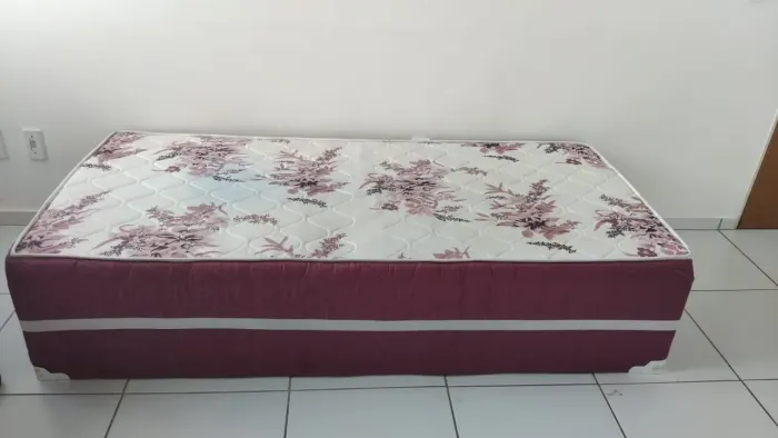 Vende-se cama de solteiro 