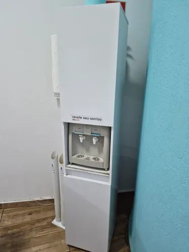 Armário para Filtro de Água em MDF Branco com Porta-Copos - Ótimo Estado