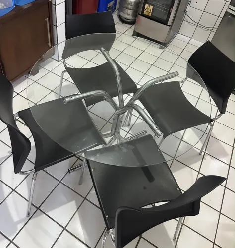 Vendo conjunto de mesa com 4 cadeiras. 
