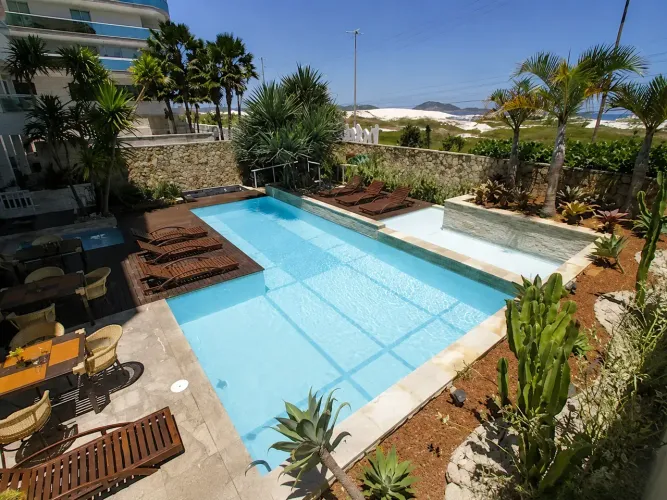 Flat de frente à praia com estrutura completa de lazer em Cabo Frio