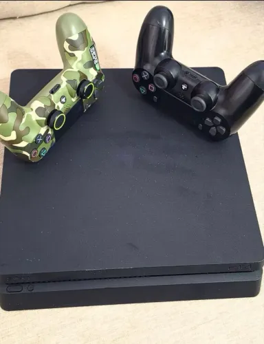 PlayStation 4 - Slim ( 1TB ) 02 controles originais - Avalio trocas com volta minha