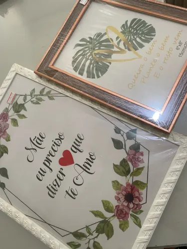 Kit com 2 quadros decorativos novos - R$ 30