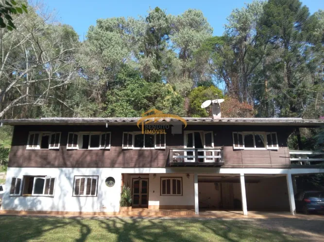 Sítio à venda com nascentes, represas e lazer completo
