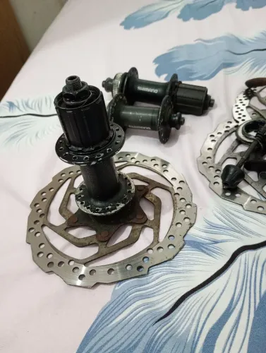 Cubos Shimano já com disco 32 furos 