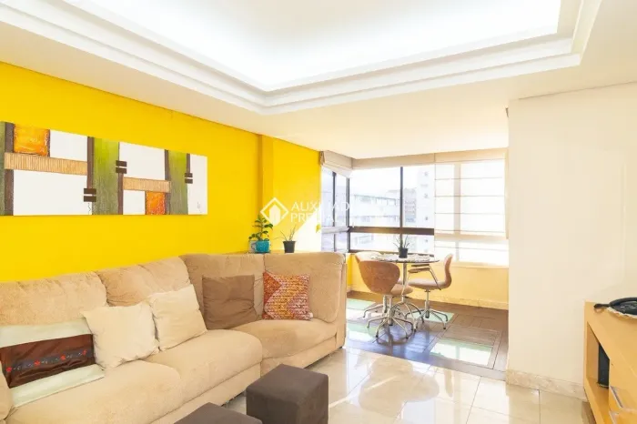 Cobertura à venda no Menino Deus com 3 dormtórios e área de 238 m² disponível.