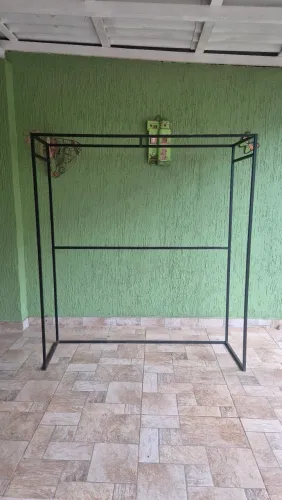 ARARA OTIMA PRA LOJA OU QUARTO ORGANIZAR ROUPAS