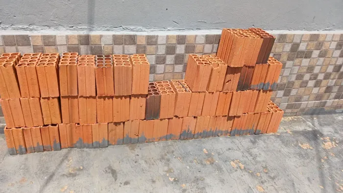 Tijolos e um saco de argamassa c 3