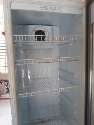 Expositora de Bebidas VENAX 300 Litros 127 v