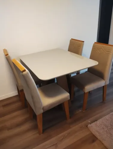 Mesa com 4 cadeiras