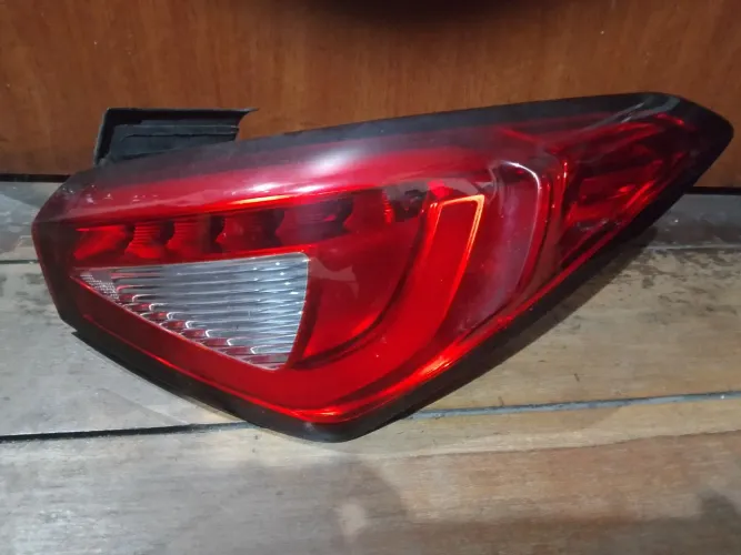 Lanterna lado direito Fiat Cronos LED.