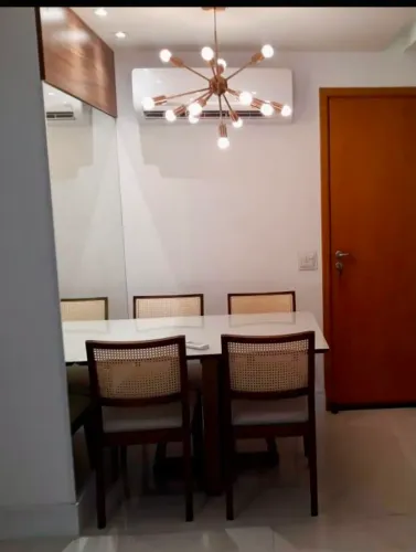 Mesa tampão de vidro pé de madeira c/4 cadeiras. 