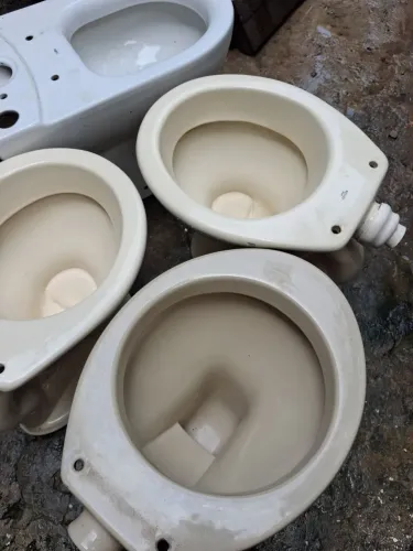 Vaso sanitário antigo em perfeito estado de conservação