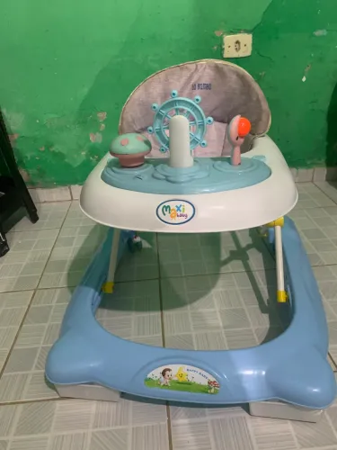Andador infantil com barras de proteção anti-quedas