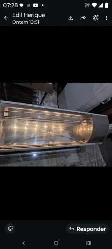 Vitrine refrigerada bem iluminada e aço inox