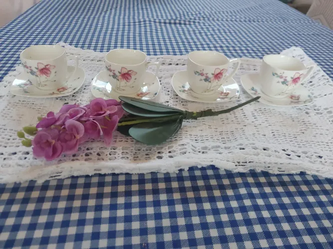 Lindo quarteto de xícaras de café florais