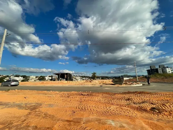 Lote acima do nível da rua, 375m2, frente ampla, no Condomínio Horizontes, a 3 minutos do 