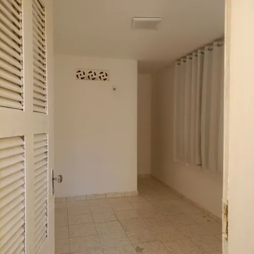 Alugam-se kitnets, no térreo e no primeiro andar, na rua Osvaldo Cruz n° 2481