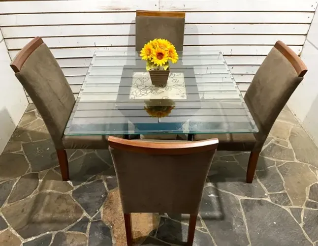 Mesa vidro facetado 1x1m com 4 cadeiras madeira suede marrom