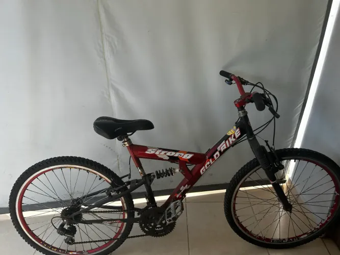 Vendo bicicleta Gold Bike, Modelo Strong Com sistema de Dupla suspensão com rodas aro 26