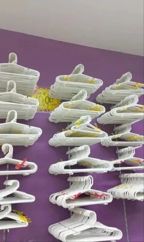 Cabides semi-novos.
