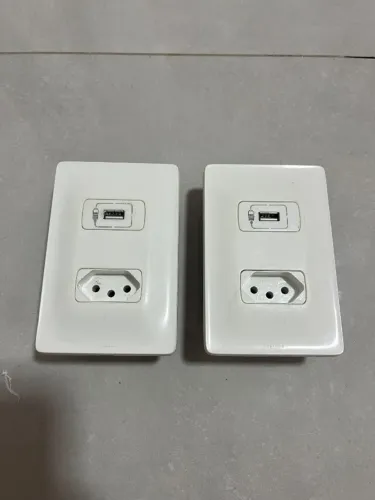 Tomada de 1 seção e tomada USB