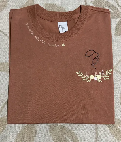Camiseta bordada a mão 