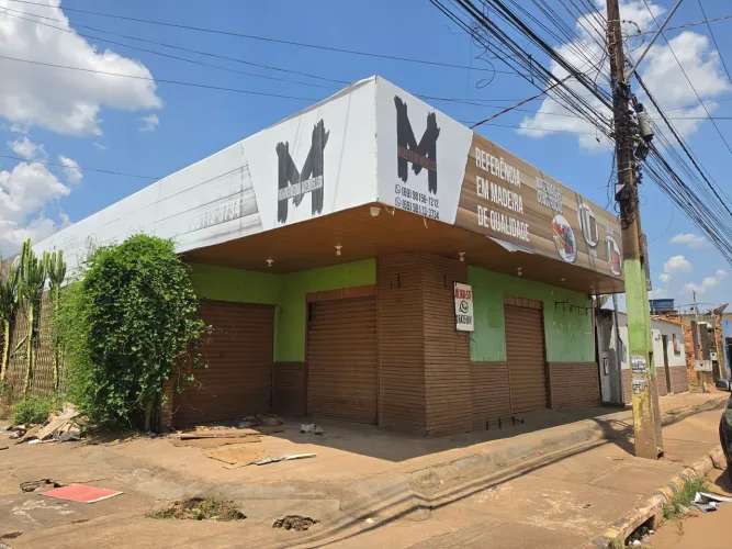 Ponto comercial e casa