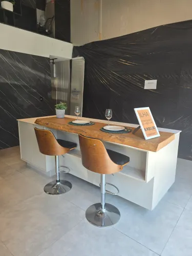 Ilha gourmet com tampo de mármore 