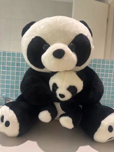 Panda de pelúcia grande com o filhote