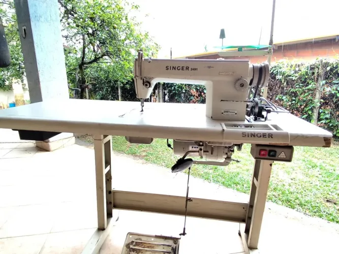 Vendo máquina reta industrial Singer usada