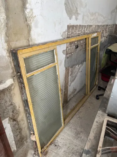 Janela de Ferro/Alumínio Vintage Anos 80 com Vidro Canelado