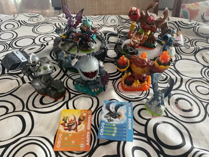 Skylanders bonecos e base