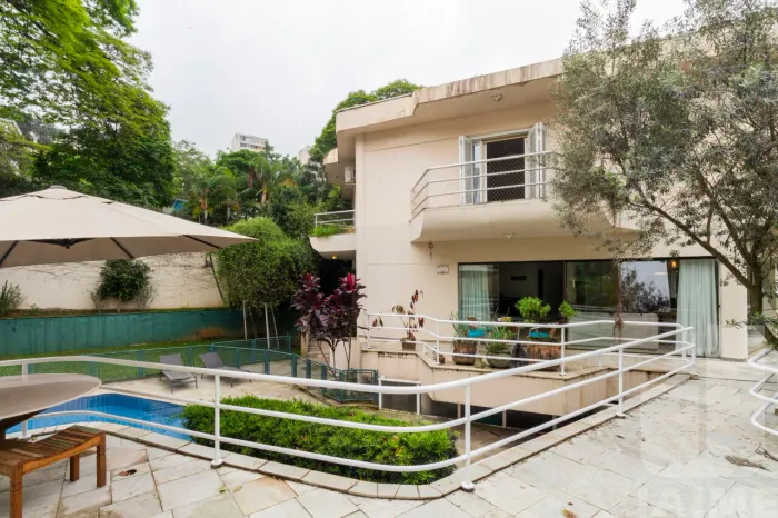Casa Assobradada com 5 Dormitórios sendo 3 suites 5 banheiros 6 vagas em Pacaembu