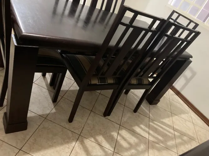 Mesa com 6 cadeiras e aparador