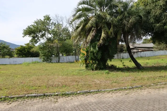 Terreno à venda em condomínio fechado no Ratones