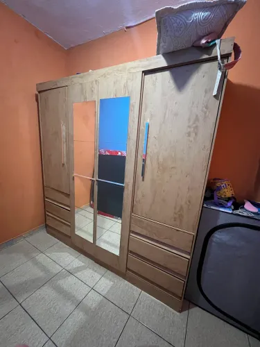 Vendo esse guarda-roupa roupa desmontado só no jeito de vim buscar 
