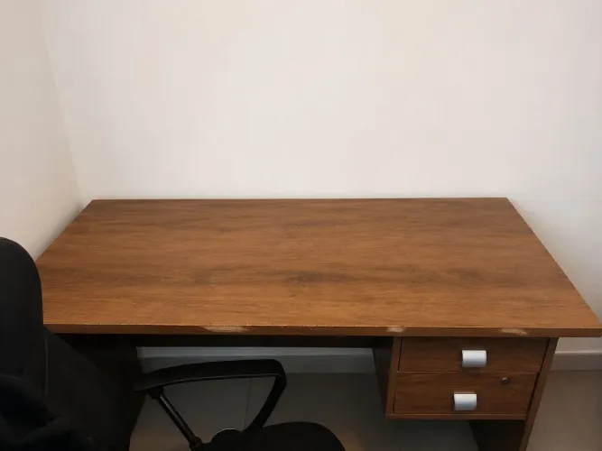 Vende-se cadeira de escritório e mesa