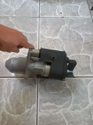 Vendo um motor de arranque 24v 10 dentes o pinhão não entrego