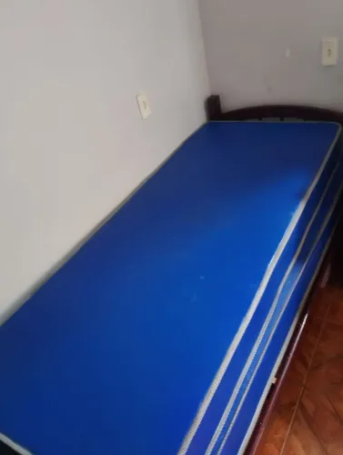 PELA A METADE DO PREÇO! Cama de madeira pura usada e 2 colchão impermeável novos