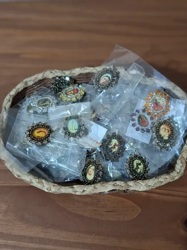 Medalhas de variados Santos em cristal swarovisk feitos a mão