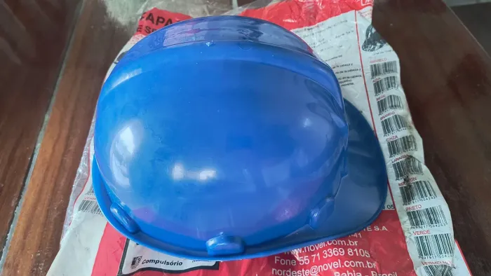 Capacete de segurança zerado na embalagem