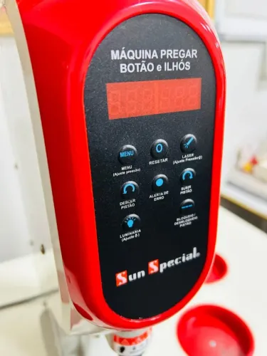 MÁQUINA DE PREGAR BOTÃO, ILHÓS E PÉROLAS.